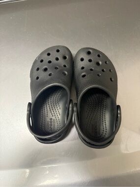 EUC. Kids Crocs. Size 9